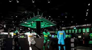 Die durchgehende Lichtachse vom Eingang über die Küche und die Terrasse bis in den Garten, ist ein besonderes Highlight des Projektes, Quelle: Brumberg Leuchten Die durchgehende Lichtachse vom Eingang über die Küche und die Terrasse bis in den Garten, ist ein besonderes Highlight des Projektes.